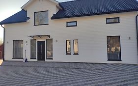 Cozy House With Amazing Location Close Both To The City And Nature Upplands-väsby